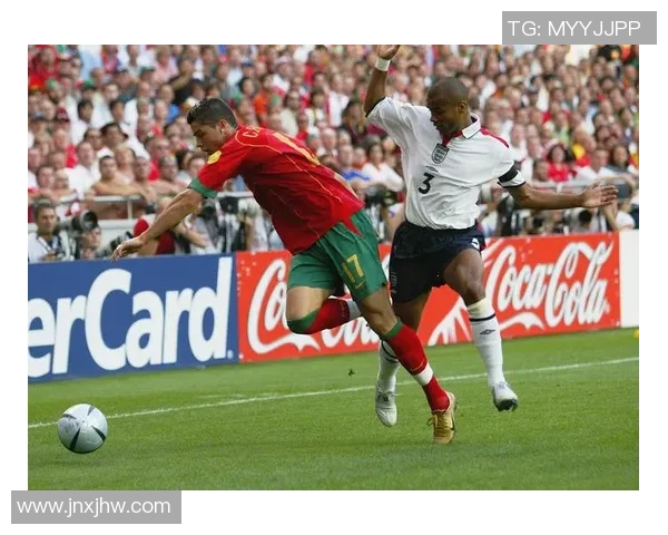 英格兰足球名将科尔辉煌生涯与绿茵场传奇再现