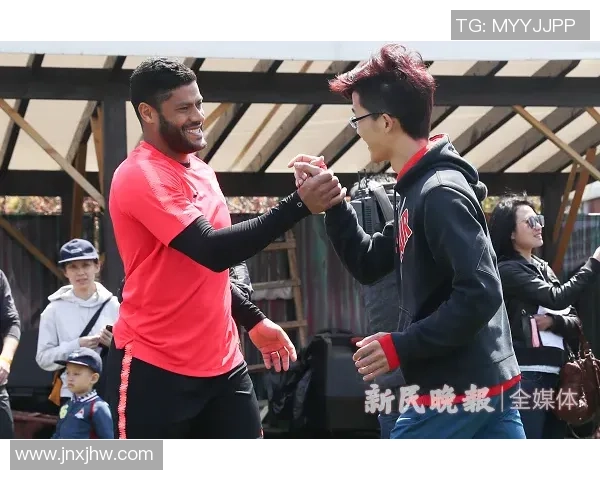 足球巨星亲民风采展现宠粉无极限球迷互动精彩瞬间