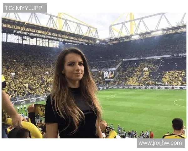 足球明星赛场意外走光瞬间引发热议引爆社交媒体网友热议和关注