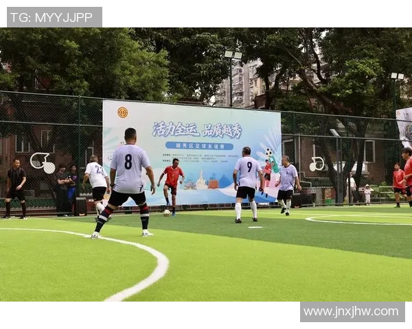 足球巨星同框合影 展现球场荣耀与友谊的完美碰撞